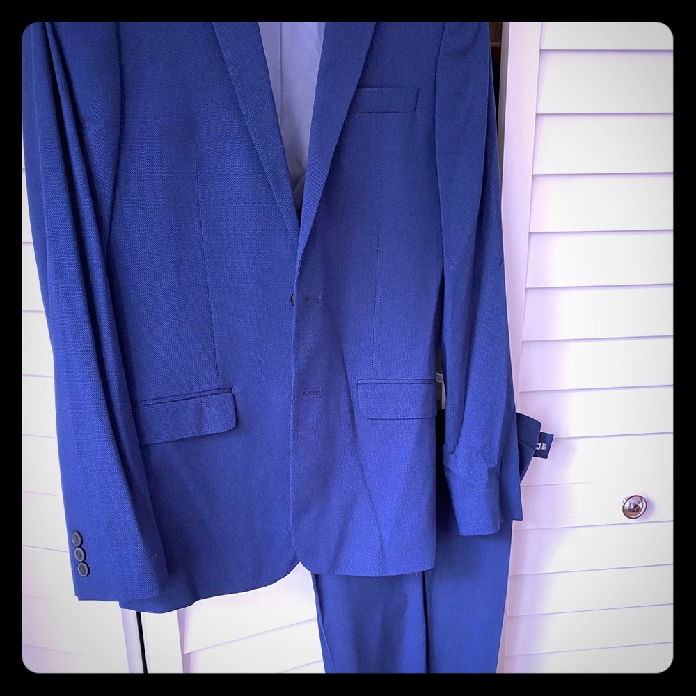 Men’s suit, worn just once for no more than 3 hrs.